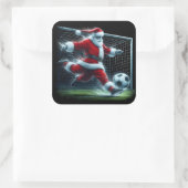Kerstman schopt het Voetbal tijdens een feestelijk Vierkante Sticker (Tas)