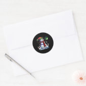 Kerstman speelt bowlingbal en kerstpinnen ronde sticker (Envelop)