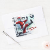 Kerstman speelt voetbal in de sneeuw vierkante sticker (Envelop)