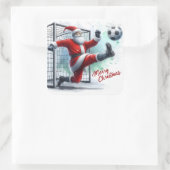 Kerstman speelt voetbal in de sneeuw vierkante sticker (Tas)