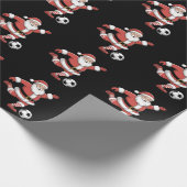 Kerstman speelt voetbal kerstsport cadeaupapier (Hoek)