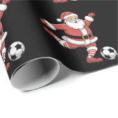 Kerstman speelt voetbal kerstsport cadeaupapier (Rol Hoek)