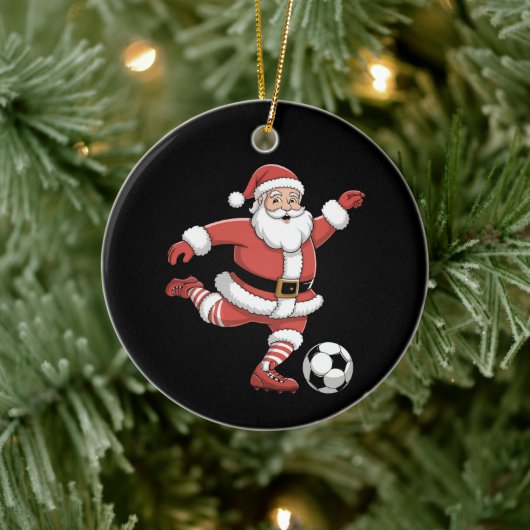 Kerstman speelt voetbal kerstsport keramisch ornament (Boom)