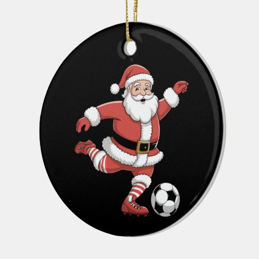 Kerstman speelt voetbal kerstsport keramisch ornament (Links)