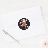 Kerstman speelt voetbal kerstsport ronde sticker (Envelop)