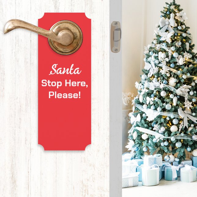 Kerstman Stop Hier Alsjeblieft Festieve Rood Deurhanger (A red Christmas door handle hanger with message 'Santa Stop Here, Please!' in white typography)