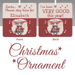 Kerstman stop hier naam schattige muis roze metalen ornament<br><div class="desc">Maak uw vakantiewens glashelder met dit schattige gepersonaliseerde kerstornament! Op de voorkant staat: "Santa, stop hier alsjeblieft voor [Name]" in speelse letters, perfect voor kleintjes die de aandacht van de kerstman willen trekken. Draai het om en je zult zien: "Ik ben dit jaar heel goed geweest" - een zoete herinnering...</div>