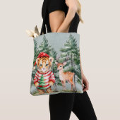 Kerstman Tijger en een Herten Pine Tree Kerstmis Tote Bag (Dichtbij)