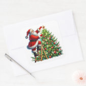 Kerstman versiert kerstboom in de winter vierkante sticker (Envelop)