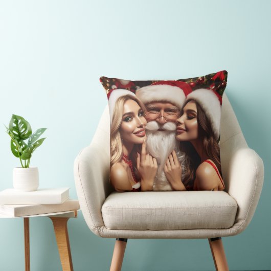 Kerstman viert Kerstmis.. twee keer! Kussen (Stoel)