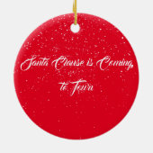 Kerstman vliegt over besneeuwd dorp kerstversierin keramisch ornament (Achterkant)