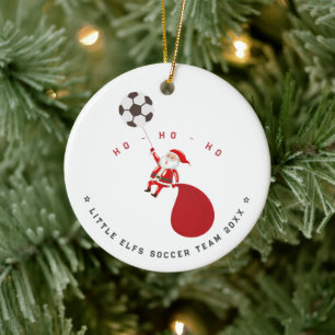 Kerstman voetbalt kickt een winnend kerstseizoen a keramisch ornament