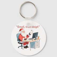 Kerstman werkt aan een bureau terwijl hij kerstmai