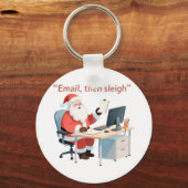 Kerstman werkt aan een bureau terwijl hij kerstmai sleutelhanger (Voorkant)