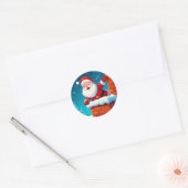 Kerstman zwaait vrolijk in schoorsteen ronde sticker (Envelop)