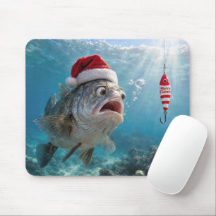Kerstmanhoed op een grote vis muismat
