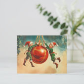 Kerstmannen met een enorm ornament briefkaart (Staand voorkant)