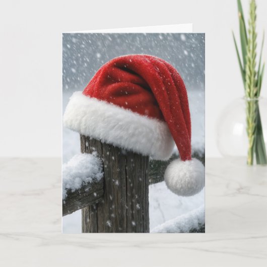 Kerstmannenhoed op een besneeuwde omheiningspaal kaart (Voorkant)