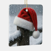 Kerstmannenhoed op een besneeuwde omheiningspaal keramisch ornament (Rechts)