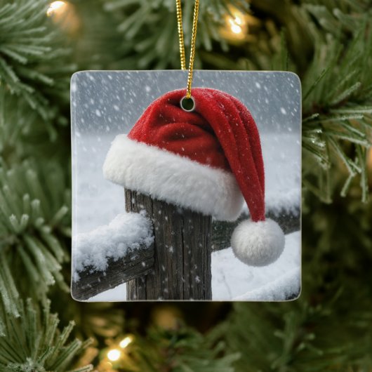 Kerstmannenhoed op een besneeuwde omheiningspaal keramisch ornament (Boom)