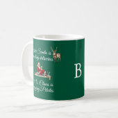 Kerstmanvrouw geniet van Pilates-monogram Koffiemok (Voorkant links)
