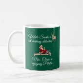 Kerstmanvrouw geniet van Pilates-monogram Koffiemok (Links)