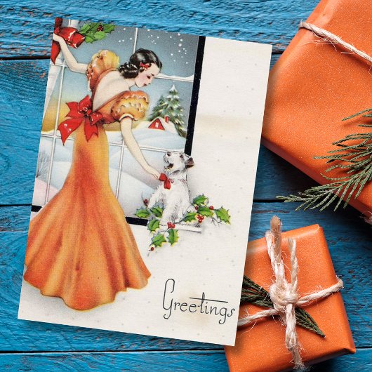 Kerstmeisje uit grootmoeders tijd bij het raam met feestdagenkaart