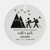 Kerstminimalistische bergwandelen verloofd paar glas ornament (Achterkant)
