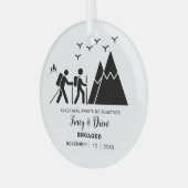 Kerstminimalistische bergwandelen verloofd paar glas ornament (Voorkant links)