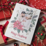 Kerstmis 1 foto waterverf poinsettia botanisch feestdagenkaart<br><div class="desc">Moderne kerstkaart met een delicaat lijst van botanische waterverf met winterthema's met een mooie rode punsettia en feestelijke grienerie. Voeg één van uw favoriete foto's en jouw naam toe om aan te passen.</div>