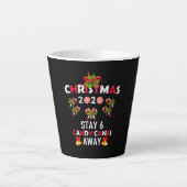 Kerstmis 2020: Blijf 6 snoepjes weg Latte Mok (Voorkant)
