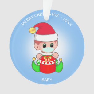 Kerstmis baby elf met gezichtsmasker op lichtblauw ornament
