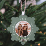 Kerstmis beste vrienden foto salie groene kegelden ornament kaart<br><div class="desc">Personaliseer en voeg je eigen foto toe. Een salie groene achtergrond versierd met een kegel en dennengroen. Voeg uw namen en jaar toe.</div>