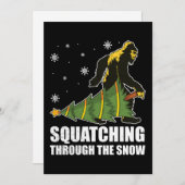 Kerstmis Bigfoot die door de sneeuw stampt Feestdagenkaart (Voorkant / Achterkant)