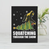 Kerstmis Bigfoot die door de sneeuw stampt Feestdagenkaart (Staand voorkant)