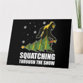 Kerstmis Bigfoot die door de sneeuw stampt Kaart (Voorkant)