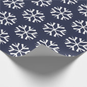 Kerstmis Blauw en Wit Sneeuwvlokken Patroon Cadeaupapier (Hoek)