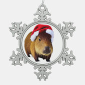 Kerstmis Capybara in de winter achtergrond Tin Sneeuwvlok Ornament (Voorkant)