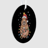 Kerstmis Capybara Met Kerstman Hoed Kerst Lichtjes Ornament (voorkant)