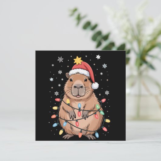 Kerstmis Capybara Met Kerstman Hoed Kerstlichtjes Feestdagenkaart (Staand voorkant)
