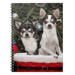 Kerstmis Chihuahua is in een rode mand Notitieboek