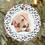 Kerstmis - DOG MOM - Persoonlijke kaartenfoto Keramisch Ornament<br><div class="desc">Vrolijk kerstfeest voor de beste hond moeder ooit! Geef mam een schattig gepersonaliseerd ornament van haar beste vriend en favoriete kind, de hond! Onze kerstversiering van Dog Mam kenmerkt feestelijke rode en groene pootafdrukken en botten. "Vrolijk kerstfeest - Beste hond Mam ooit, xoxo de hond" Personaliseer tekst, hondennaam en favoriete...</div>