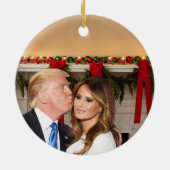 Kerstmis: Donald en Melania Keramisch Ornament (Achterkant)