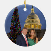 Kerstmis: Donald en Melania Keramisch Ornament (Achterkant)