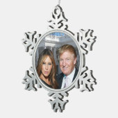 Kerstmis: Donald en Melania Tin Sneeuwvlok Ornament (Rechts)