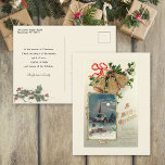 Kerstmis en de Rotische Kerk in sneeuw Briefkaart<br><div class="desc">Festive Victoriaans kerstkaart met drie messing riemen met rood lint en heilig op een beschaduwde lichte achtergrond met een instroom van dorpskerk op een sneeuwwinternacht en een prettige kerstgroet. De achtergrondkleur is aanpasbaar. De achterzijde biedt aanvullende optionele holly grafische en bewerkbare tekstvelden.</div>