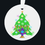 Kerstmis en Hanukkah Ornament<br><div class="desc">Met een kerstboomstructuur en menorah met een joodse ster david omringd door vakantie-cadeaus op wenskaarten, briefing, cadeauideeën en kleding voor het gezin.</div>