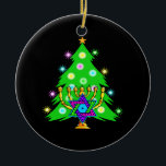 Kerstmis en Hanukkah samen Keramisch Ornament<br><div class="desc">Kerstmis en Hanukkah over geschenken voor interreligieuze families die de vreugde van Kerstmis en schoonheid van Chanoeka vieren.  Met een kerstboomstructuur en menorah met een joodse ster david omringd door vakantie-cadeaus op wenskaarten,  briefing,  cadeauideeën en kleding voor het gezin.</div>
