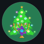 Kerstmis en Hanukkah samen Ronde Sticker<br><div class="desc">Kerstmis en Hanukkah over geschenken voor interreligieuze families die de vreugde van Kerstmis en schoonheid van Chanoeka vieren. Met een kerstboomstructuur en menorah met een joodse ster david omringd door vakantie-cadeaus op wenskaarten,  briefing,  cadeauideeën en kleding voor het gezin.</div>