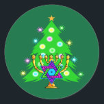 Kerstmis en Hanukkah samen Ronde Sticker<br><div class="desc">Kerstmis en Hanukkah over geschenken voor interreligieuze families die de vreugde van Kerstmis en schoonheid van Chanoeka vieren. Met een kerstboomstructuur en menorah met een joodse ster david omringd door vakantie-cadeaus op wenskaarten,  briefing,  cadeauideeën en kleding voor het gezin.</div>